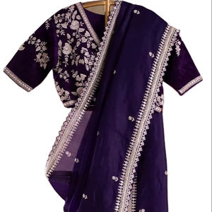 Réception Broderie spéciale de couleur violet vif Motif unique Point de luxe Saree en soie du cœur du style Kanchipuram - Product Image 1