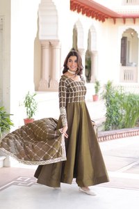 Traje de Seda Vichitra NC con Dupatta, Manga Larga y Bordado con Lentejuelas Zari - Product Image 4