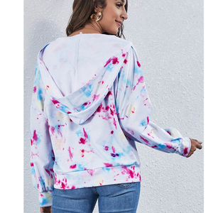 Sweat à capuche court élégant pour femme, à manches régulières, col côtelé, en molleton, avec sublimation et badge personnalisé, style streetwear et sportswear - Product Image 5