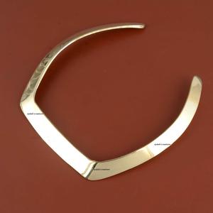 Zam Zam impex unisex ชนเผ่าสร้อยคอทองเหลืองทำด้วยมือสี่เหลี่ยมยืดหยุ่นรูปปีกชุบทองสไตล์โมเดิร์นขายส่งอัตรา - Product Image 3