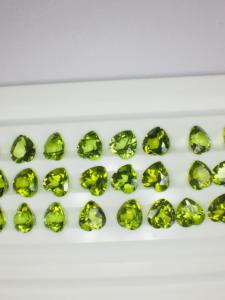 Pierre précieuse en forme de cœur en péridot naturel de qualité AAA avec un excellent lustre et une belle couleur, une fabrication et un polissage parfaits à bas prix - Product Image 3