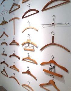 PERSONAS HECHO A MANO MEJOR Estilo boutique de alta calidad Percha de madera de loto de grado con muescas con percha de traje de barra - Product Image 4