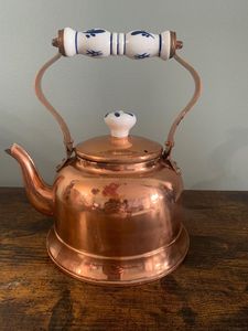 Hervidor de cobre de calidad Heirloom con textura artesanal y tamaño práctico hecho para amantes del té y temas de cocina vintage - Product Image 5
