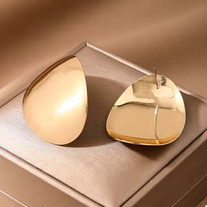 Orecchini a perno geometrici dorati scolpiti - Product Image 3