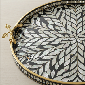 Un fournisseur indien propose un plateau de service rond en mosaïque de nacre de luxe-Finition noire et irisée, poignées en feuille d'or - Product Image 3