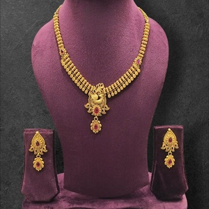 Ensemble de collier de temple plaqué or de qualité supérieure à la mode avec boucles d'oreilles Collection de vêtements de mariage et de festival pour femmes - Product Image 1