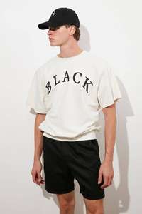 โลโก้ที่กําหนดเองขายส่งเสื้อยืดสีขาวผู้ชายผ้าฝ้าย 100% ขนาดใหญ่ที่กําหนดเอง GSM คุณภาพระดับพรีเมียมเย็บปักถักร้อยออกแบบ - Product Image 3