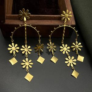 Pendientes colgantes de oro mate para mujer, joyería ligera y versátil con patrón Floral para uso diario y ocasiones de oficina - Product Image 5