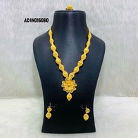 Ensemble de colliers à breloques classiques en laiton plaqué or avec chaîne maille forçat et motif floral pour mariages et soirées