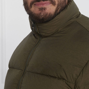 Mantente cómodo y elegante con esta chaqueta acolchada resistente al agua, perfecta para el uso diario en estaciones frías. - Product Image 3