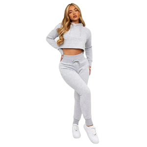 Ensemble deux pièces pour femme, sweat-shirt court gris clair et pantalon de jogging, tenue douce et confortable pour se détendre et le style urbain - Product Image 1