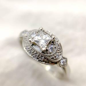 Bague de fiançailles Moissanite de 5mm coupe princesse | Halo Milgrain Vintage | OEM de bijoux fins de mariage de mariée en argent doré - Product Image 4