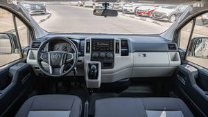 HIACE 2023, Furgoneta Automática con Tracción en las Cuatro Ruedas, Asientos de Cuero, Interior Oscuro, Volante a la Izquierda, Techo Panorámico, Aluminio, Motor de Gasolina de 4.5L y 150 CV - Product Image 5