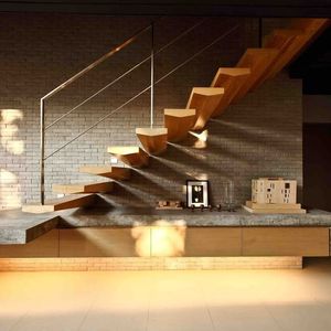 <span class=keywords><strong>Escalier</strong></span> flottant d'entrée majestueux sur mesure, conçu avec une poutre monolithique <span class=keywords><strong>en</strong></span> cascade et des jardinières intégrées - Product Image 2