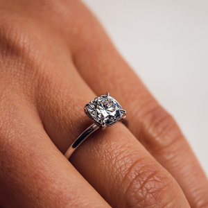 Anillo de compromiso de diamante cultivado en laboratorio con corte de cojín de 1 CT, ajuste de pavé de oro blanco de 14 quilates, estilo clásico para regalo de boda, certificado IGI - Product Image 5