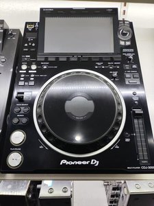 Une paire <span class=keywords><strong>de</strong></span> platines Pioneer CDJ3000 d'occasion avec écrans tactiles <span class=keywords><strong>de</strong></span> 9 pouces, prenant en charge les clés USB, les cartes SD et le mode <span class=keywords><strong>vinyle</strong></span>. - Product Image 2