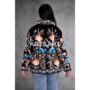 Manteau d'hiver pour femme en coton matelassé Suzani fait main, écologique, avec boutons, broderie, bord brut, tissu TNT, longueur courte - Product Image 6