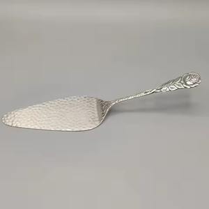 Ensemble exclusif de spatules à gâteau en métal avec poignée décorative, couteau à dessert et pelle à tarte pour les moments spéciaux - Product Image 1