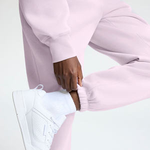 กางเกงวอร์มผ้าฝ้ายฟลีซคุณภาพพรีเมียม น้ำหนักเบา สำหรับผู้หญิง แบบ OEM สวมใส่สบายๆ สำหรับฤดูหนาว ลายเรียบ ระบายอากาศได้ดี แห้งเร็ว - Product Image 4