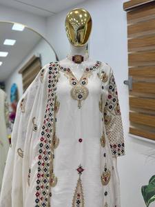 Tenue de fête moderne Sharara Palazzo en pur soie chinon avec bordure en dentelle travaillée - Product Image 5