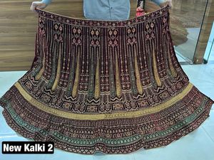 Ensemble Lehenga Royal Velvet Style Rajwadi avec travail lourd de Jarkan, double can can, long choli, dupatta, bordure sur 4 côtés, Butti, hiver et été - Product Image 4
