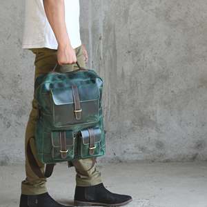 Sac à dos de créateur Ganges Grain Portland Winter en vert forêt avec fermeture éclair en cuir PU et doublure en polyester - Product Image 1