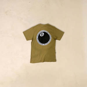 เสื้อยืด Stussy 8 Ball สีเบจ ทรงเข้ารูป พิมพ์ลายกราฟิก ผ้าเจอร์ซีย์เนื้อหนา ระบายอากาศได้ดี น้ำหนัก 180 กรัม และ 240 กรัม - Product Image 1