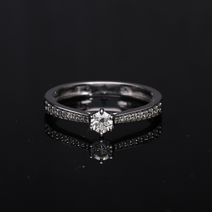 Anillo de compromiso solitario de oro de 14 quilates con centro de diamante redondo natural 0.33CTW y banda de diamantes Pave-Set en diseño clásico elegante - Product Image 5