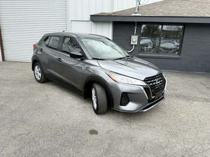 Sièges en cuir de direction gauche Nissan Kicks S 2024 d'occasion Taille du pneu intérieur foncé R16 - Product Image 4