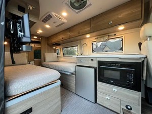 Fournisseur de camping-car d'occasion Winnebago Travato Classe B à moteur essence 2023, 59K km, à vendre - Product Image 5