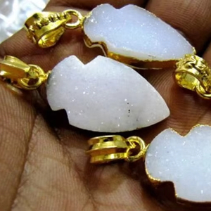 Colgante de punta de flecha de piedras preciosas Druzy blancas naturales, colgante de punta de flecha de trébol drusy impresionante con borde galvanizado de oro, 30- 40mm - Product Image 1