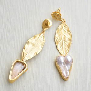 Pendientes Colgantes de Latón con Perlas de Agua Dulce, Chapados en Oro de 18K, Estilo Moderno y Elegante, Regalo de Alta Calidad para Mujer - Product Image 6