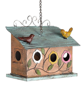 Una encantadora casa de pájaros de metal galvanizado con una entrada de flores rosas y un techo festoneado, una adición rústica al jardín al por mayor - Product Image 6