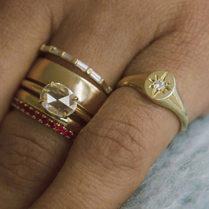 Solitario Estrella Diseño Redondo Diamante Signet Ring Pave Setting Classic Look 14K Oro Amarillo Lab-Grown Birthstone Of April - DS0681 - Product Image 2