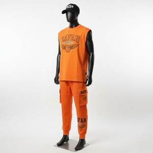 Conjunto de 2 piezas para hombre: Camiseta sin mangas naranja de mezcla de algodón y poliéster y pantalón jogger cargo con logotipo personalizado de transferencia térmica de diamantes de imitación - Product Image 2