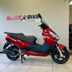 Scooter Inteligente PIAGGIO X7 300 EVO IE con Motor sin Escobillas e Integración con Aplicación - Product Image 2