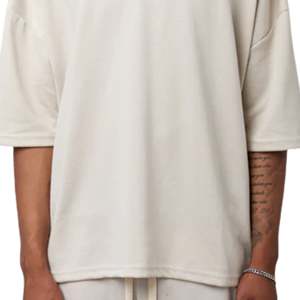 T-shirt de style football surdimensionné pour homme, coton 270GSM, épaules tombantes, streetwear, avec badge brodé sur la poitrine - Product Image 5