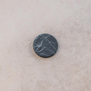 Pegatina redonda de shungita sin pulir para teléfono, 0.8 pulgadas (20 mm) - Product Image 1