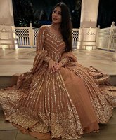 Tissu en fausse fourrure style actrice de série télévisée, motifs multiples et broderies, grande évasement, impression de logo personnalisée, pakistanais