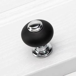 Poignée et bouton élégants en argent avec un design artistique en résine pour portes en bois, idéal pour les maisons, les villas, les bureaux et les intérieurs modernes - Product Image 2