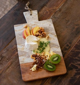 Belle planche à fromage en marbre naturel avec artisanat durable idéal pour servir et décorer - Product Image 2