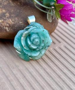 Pendentif en argent sterling 925 avec pierre précieuse émeraude naturelle pour femmes ou hommes Pendentif en forme de rose unique - Product Image 1