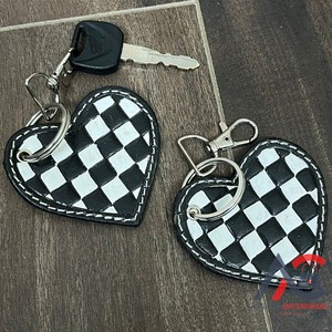 Llavero de Cuero con Diseño de Cuadros Blancos y Negros de Lujo al por Mayor, Llavero Retro con Diseño de Cuadros, Accesorio de Llavero con Forma de Corazón - Product Image 1