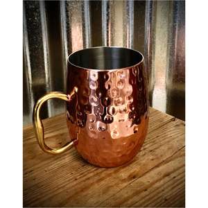 Tasse en cuivre martelé en gros - Mug décoratif en cuivre en forme de baril - Mug en métal personnalisé avec logo pour Moscow Mule, idéal pour restaurants, hôtels et bars - Product Image 5