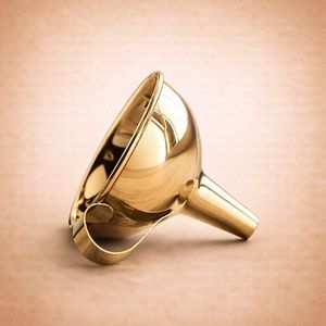 กรวยเคลือบทองพร้อมด้ามจับเพื่อการถ่ายโอนของเหลวที่แม่นยำ ปราศจากการหก ดีไซน์หรูหรา เหมาะสำหรับใช้ในครัว บาร์ และบ้าน - Product Image 1