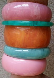 Bracelets en résine fabriqués en Inde de qualité supérieure, fabriqués à partir de fleurs vintage, larges bracelets en résine pour la vente en Inde - Product Image 3