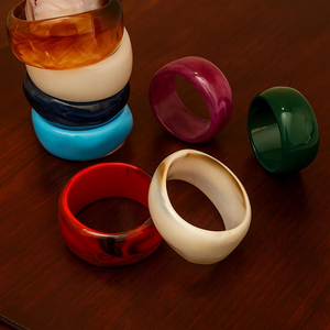 Bracelets en résine de luxe, bracelets pour femmes, fabriqués à la main, mode, écologiques, motif linéaire traditionnel, objets de collection - Product Image 1