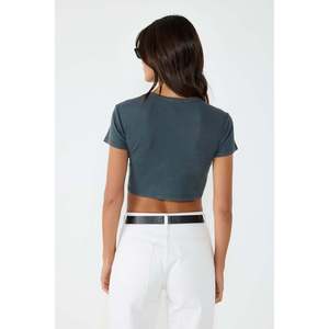 Blouse courte décontractée avec logo brodé, manches courtes, col rond, en tissu de coton tricoté en mousseline, coupe régulière pour la saison automne-printemps - Product Image 6