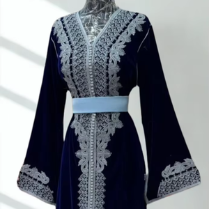 ชุดคาฟตันแบบดั้งเดิมของโมร็อกโก อาบายะหรูหราพร้อมชุดกำมะหยี่คุณภาพพรีเมียมและงานปักมืออย่างประณีตสำหรับงานแต่งงาน - Product Image 1