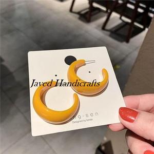 Vintage Designer <b>Clear</b> <b>Resin</b> Acrylic Huggie Hoop Earrings Fashion Jewelry With Heart-shaped Pearl for Wedding or Gift - Product Image 4